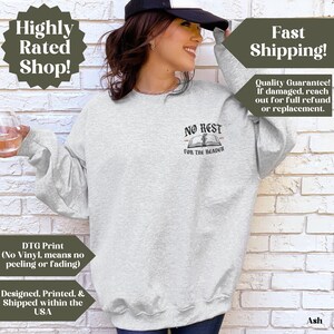 Peut inclure: Sweat-shirt gris clair avec l'inscription "NO REST FOR THE READER" au-dessus d'un dessin de livre ouvert. Le sweat-shirt de couleur cendre a des manches longues. L'image comprend &eacute;galement du texte sur l'exp&eacute;dition rapide et la garantie de qualit&eacute;.