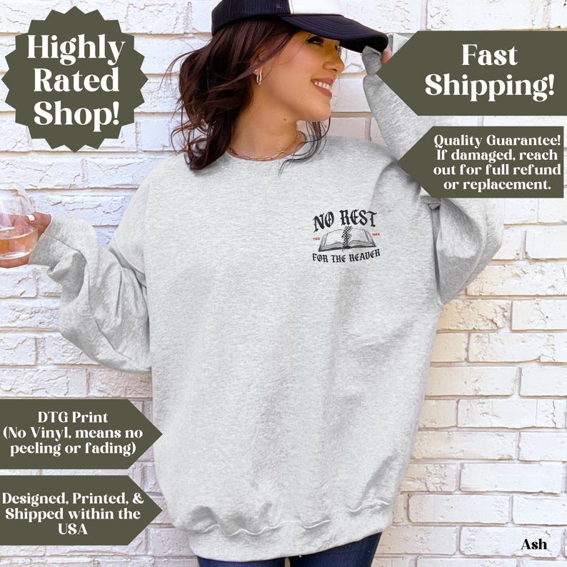 Peut inclure: Sweat-shirt gris clair avec l'inscription "NO REST FOR THE READER" au-dessus d'un dessin de livre ouvert. Le sweat-shirt de couleur cendre a des manches longues. L'image comprend &eacute;galement du texte sur l'exp&eacute;dition rapide et la garantie de qualit&eacute;.