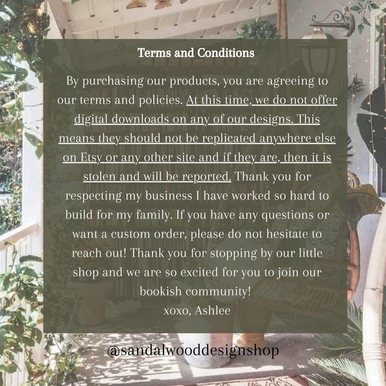 Puede incluir: T&eacute;rminos y condiciones para la compra de productos digitales. El texto indica que no se ofrecen descargas digitales y que los dise&ntilde;os no deben replicarse. Tambi&eacute;n anima a los clientes a ponerse en contacto con la tienda para pedidos personalizados. El texto termina con "xoxo, Ashlee" y el nombre de la tienda en las redes sociales, "@sandalwooddesignshop".