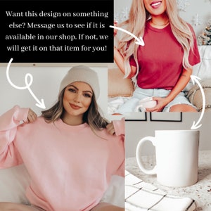 Puede incluir: Un collage de tres im&aacute;genes que muestran diferentes formas de personalizar un dise&ntilde;o. La primera imagen muestra una sudadera rosa, la segunda imagen muestra una camiseta roja y la tercera imagen muestra una taza blanca. El texto de la imagen dice: "&iquest;Quieres este dise&ntilde;o en algo m&aacute;s? Env&iacute;anos un mensaje para ver si est&aacute; disponible en nuestra tienda. Si no, lo pondremos en ese art&iacute;culo para ti!"