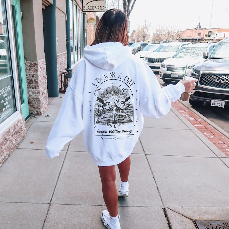 Sudadera con capucha de dragón "Un libro al día", sudadera para amantes de los libros, sudaderas con capucha para amantes de los libros, regalo para amantes de los libros, regalo para lectores, amantes de los libros de fantasía, sudadera de dragón imagen 3