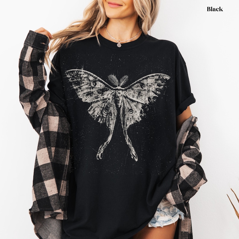 Camiseta Luna Moth, Camiseta Grunge Punk Comfort Colors Horror, Estilo Cottagecore Oscuro, Camiseta Vintage Oversized de los 90, Camiseta Boho Spooky para Mujer para Halloween imagen 4