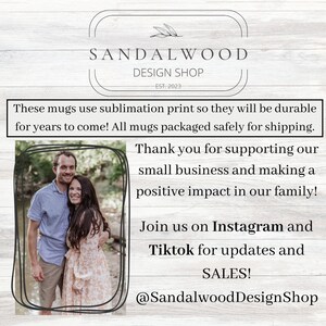 Op de afbeelding: Een stel poseert voor een houten achtergrond met tekst die "Sandalwood Design Shop Est. 2023" luidt. De tekst onder het stel luidt "Deze mokken gebruiken sublimatieprint, waardoor ze jarenlang duurzaam zijn! Alle mokken worden veilig verpakt voor verzending. Bedankt voor het steunen van ons kleine bedrijf en voor de positieve impact op onze familie! Volg ons op Instagram en Tiktok voor updates en AANBIEDINGEN! @SandalwoodDesignShop"