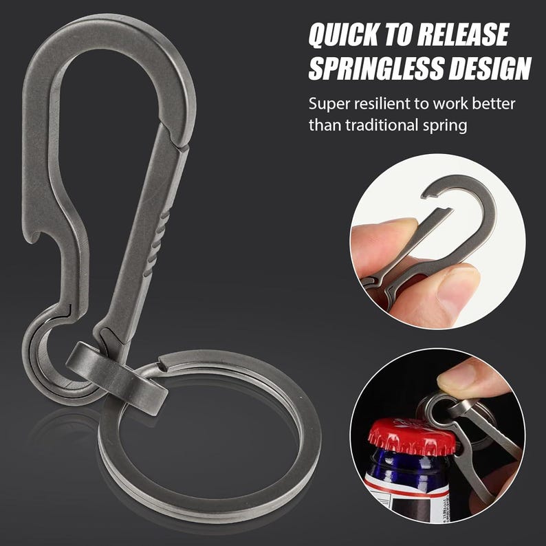 Pu&ograve; includere: Un portachiavi in metallo argentato con un apribottiglie, un anello per chiavi e un moschettone senza molla. Il moschettone &egrave; aperto e il testo "QUICK TO RELEASE SPRINGLESS DESIGN" &egrave; visibile sopra l'immagine. Il testo "Super resilient to work better than traditional spring" &egrave; sotto il moschettone.