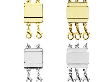 Può includere: Quattro chiusure per gioielli in oro e argento. Due chiusure dorate hanno due chiusure a moschettone, e una ne ha tre. Due chiusure argentate hanno due e tre chiusure a moschettone. Queste chiusure sono per collane e bracciali.