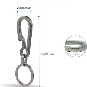Pu&ograve; includere: Un portachiavi in metallo argentato con un apribottiglie e un anello per le chiavi. Il portachiavi &egrave; alto 8,5 cm, largo 2,2 cm e ha un diametro di 3 cm.  PRODUCT SIZE &egrave; scritto sull'immagine.