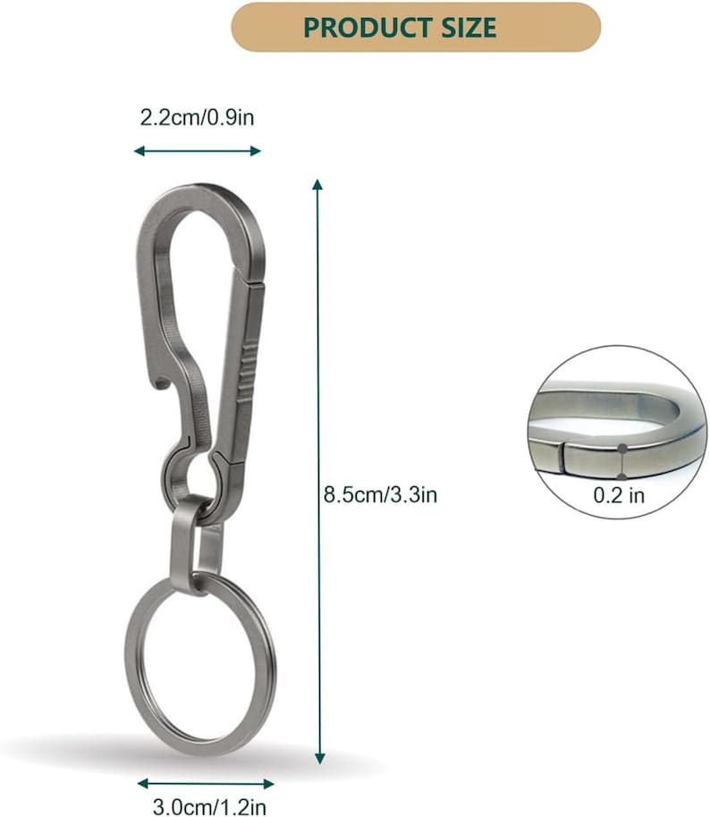 Pu&ograve; includere: Un portachiavi in metallo argentato con un apribottiglie e un anello per le chiavi. Il portachiavi &egrave; alto 8,5 cm, largo 2,2 cm e ha un diametro di 3 cm.  PRODUCT SIZE &egrave; scritto sull'immagine.