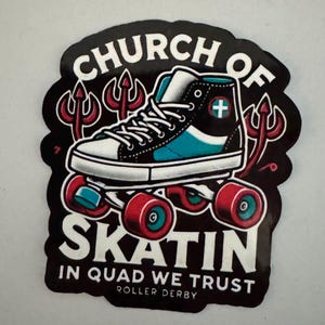 Puede incluir: Un patín de ruedas negro y blanco con detalles azules, con las palabras "Church of Skatin' In Quad We Trust Roller Derby" sobre un fondo negro.