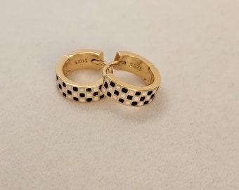Gold karierte Huggies Ohrringe • Schachbrett Huggie Ohrringe • Schwarz und Weiß Huggie Ohrringe • Emaille Huggie Checker Ohrringe