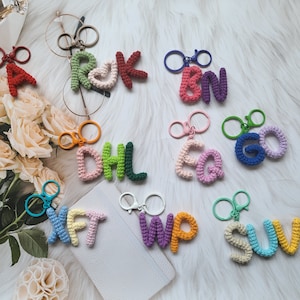 Porte-clés alphabet personnalisé fait main au crochet - Personnalisez les couleurs et les combinaisons de initiales ! Charm prénom, cadeau créatif pour elle