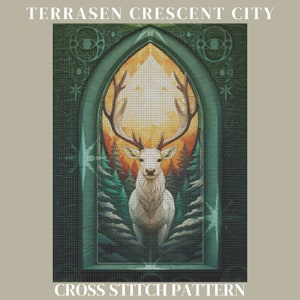 Puede incluir: Un patrón de punto de cruz con un ciervo blanco con grandes cuernos de pie en un entorno boscoso. El ciervo está enmarcado por un arco verde con detalles intrincados. El texto "TERRASEN CRESCENT CITY CROSS STITCH PATTERN" está en la parte superior e inferior de la imagen.