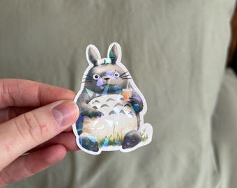 Pegatina arcoíris de Totoro con café helado - Pegatina inspirada en Ghibli / Criatura del bosque adorable / Pegatina estilo Ghibli / Criatura del bosque caprichosa