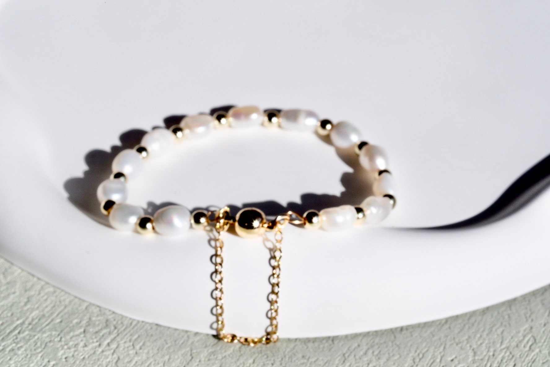 Bracciale Frigotine In Oro Massiccio Con Perle Barocche - Gioiello Minimale Regolabile Con Chiusura A Clip - Regalo Elegante Per Lei