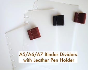 Op de afbeelding: Transparante plastic ordnerscheiders met een leren penhouder. De scheiders worden getoond met drie verschillende gekleurde penhouders: zwart en twee bruintinten. De tekst "A5/A6/A7 Binder Dividers with Leather Pen Holder" wordt weergegeven.