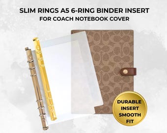 Op de afbeelding: A5 6-rings ordnerinzet voor Coach notitieboekhoes. Bevat een zilverkleurig 6-rings mechanisme, een goudkleurig 6-rings mechanisme en doorzichtige plastic vellen. Een bruine notitieboekhoes met monogram en drukknoopsluiting is afgebeeld. Tekst: DURABLE INSERT SMOOTH FIT.
