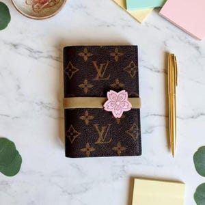 Handgjort kalenderarmband i läder med körsbärsblommor och blommig berlock | Elastiskt journalband för kalender | Louis Vuitton kalendertillbehör, gåva