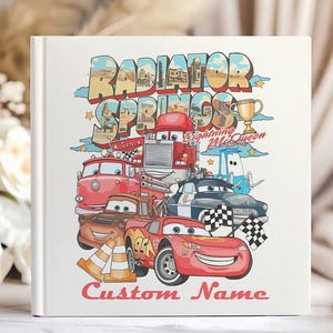 Puede incluir: Un libro cuadrado blanco con una colorida ilustraci&oacute;n de personajes de la pel&iacute;cula Cars. La portada presenta el texto "Radiator Springs" y "Lightning McQueen", junto con las palabras "Custom Name" en rojo.