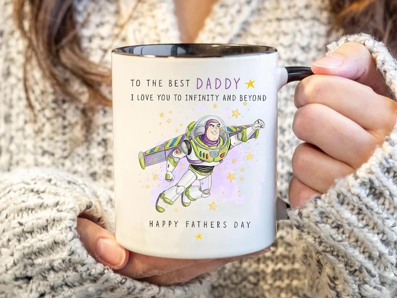 Puede incluir: Taza de cer&aacute;mica blanca con interior y asa negros. La taza presenta una colorida ilustraci&oacute;n de Buzz Lightyear y el texto "TO THE BEST DADDY, I LOVE YOU TO INFINITY AND BEYOND, HAPPY FATHERS DAY."