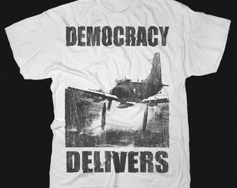 La démocratie tient ses promesses - T-shirt politique rétro - Imprimé oversize