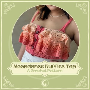 Peut inclure: Haut au crochet avec un design à volants dans les tons de rose et de pêche. Le haut est orné de boutons et de fines bretelles. Le texte "Moondance Ruffles Top" et "A Crochet Pattern" est affiché sur l'image.