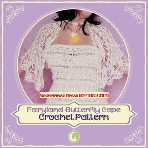 Peut inclure: Une cape au crochet crème avec un motif papillon, associée à une robe assortie. L'image présente le texte "Fairyland Butterfly Cape Crochet Pattern" dans une bannière décorative. La robe n'est pas incluse.