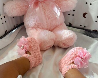 Knitted slippers and headband. Crochet baby sandals. Set for newborn.