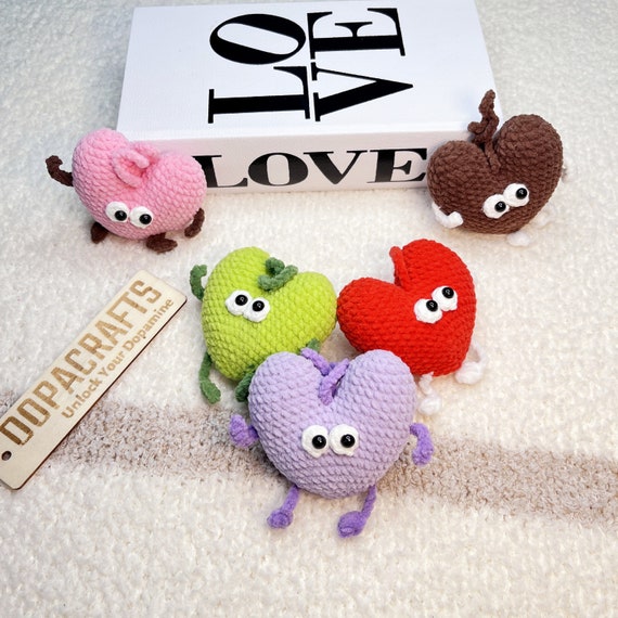 かぎ針編みのハート型カーハンギング：あみぐるみキーホルダー