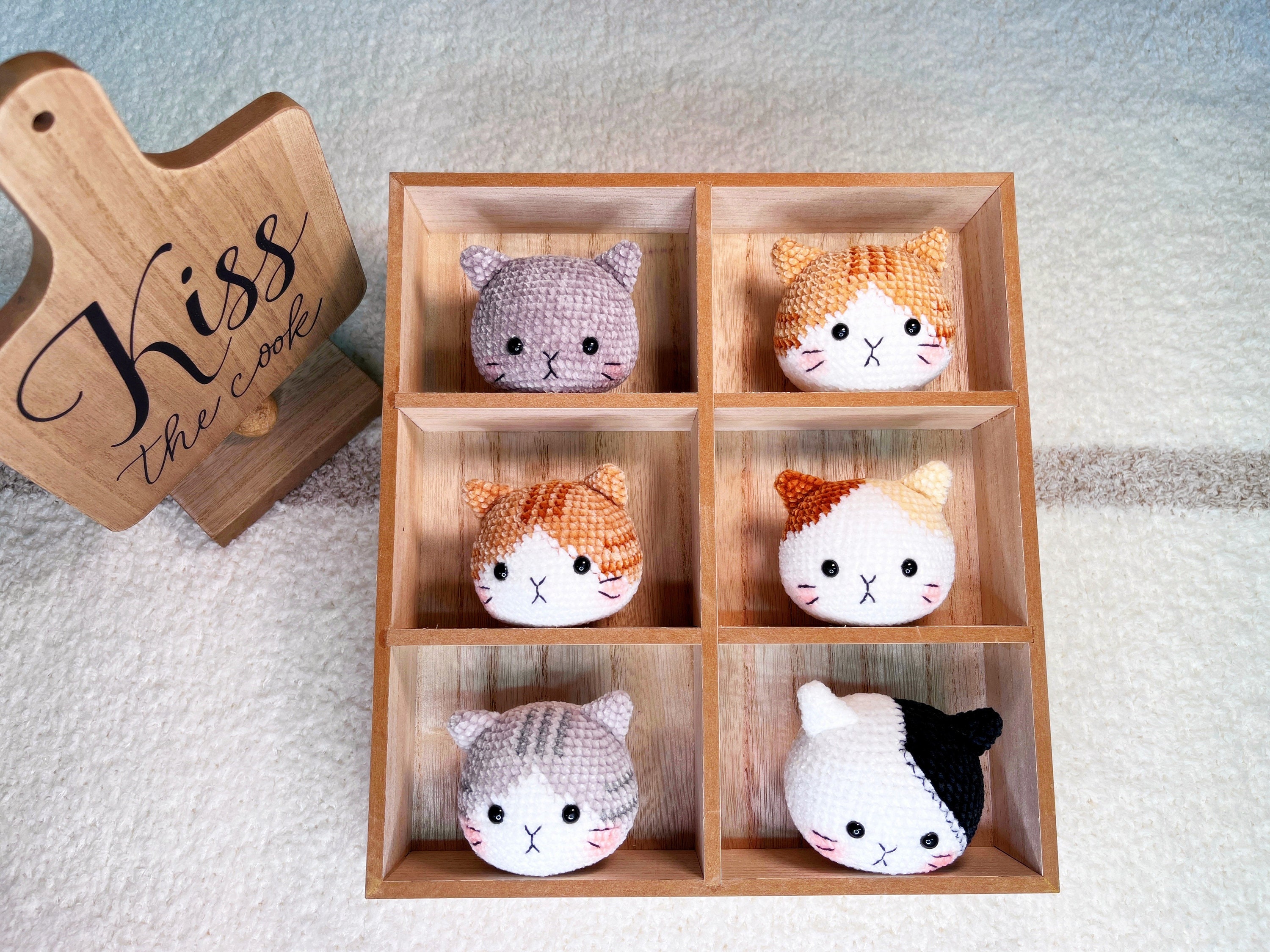 かぎ針編みの猫のキーホルダー：手作りあみぐるみの猫チャーム - Etsy 日本