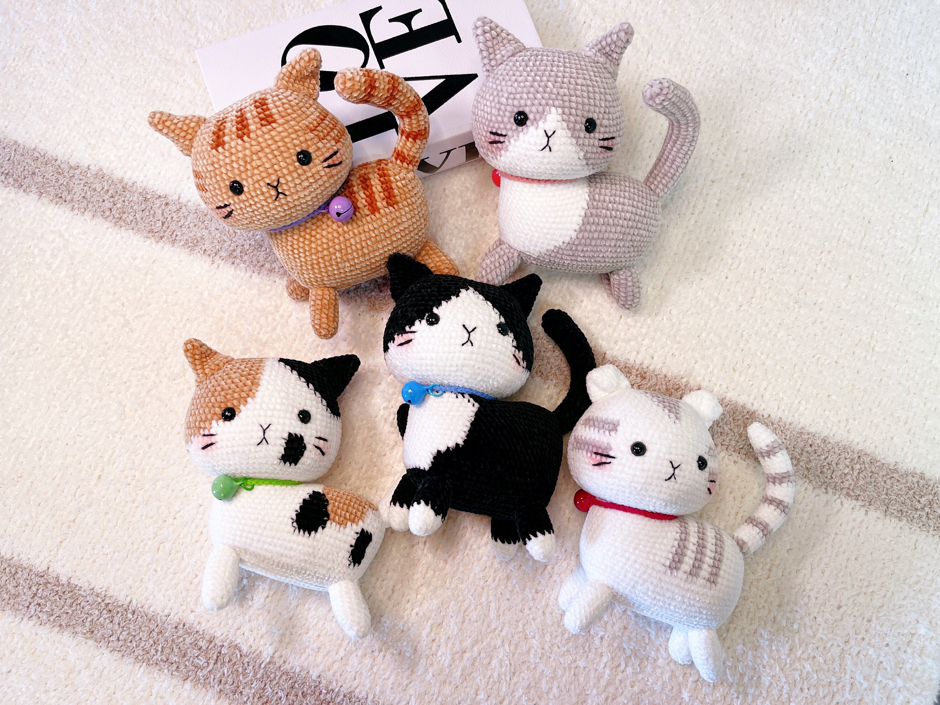 かぎ針編みの猫人形：鈴付き手作りぬいぐるみ - Etsy 日本