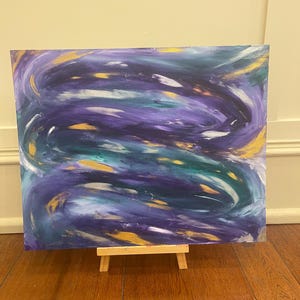Puede incluir: Pintura abstracta sobre lienzo con pinceladas en espiral en tonos de morado, verde azulado y dorado.
