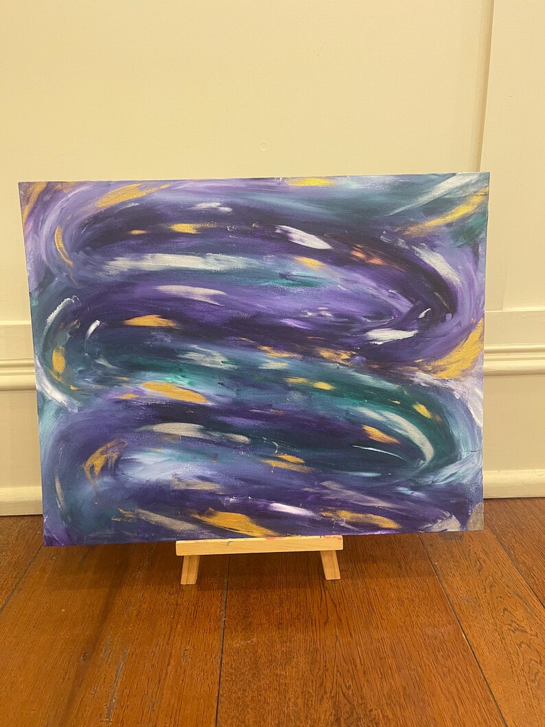 Puede incluir: Pintura abstracta sobre lienzo con pinceladas en espiral en tonos de morado, verde azulado y dorado.