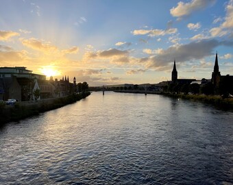 Vista del agua al atardecer en Inverness, Escocia / Fotografía de las Tierras Altas / descarga digital