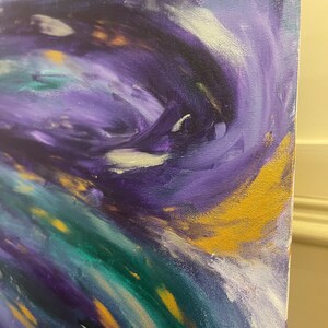 Puede incluir: Pintura abstracta con pinceladas en espiral de pintura p&uacute;rpura, turquesa, dorada y blanca sobre un lienzo.