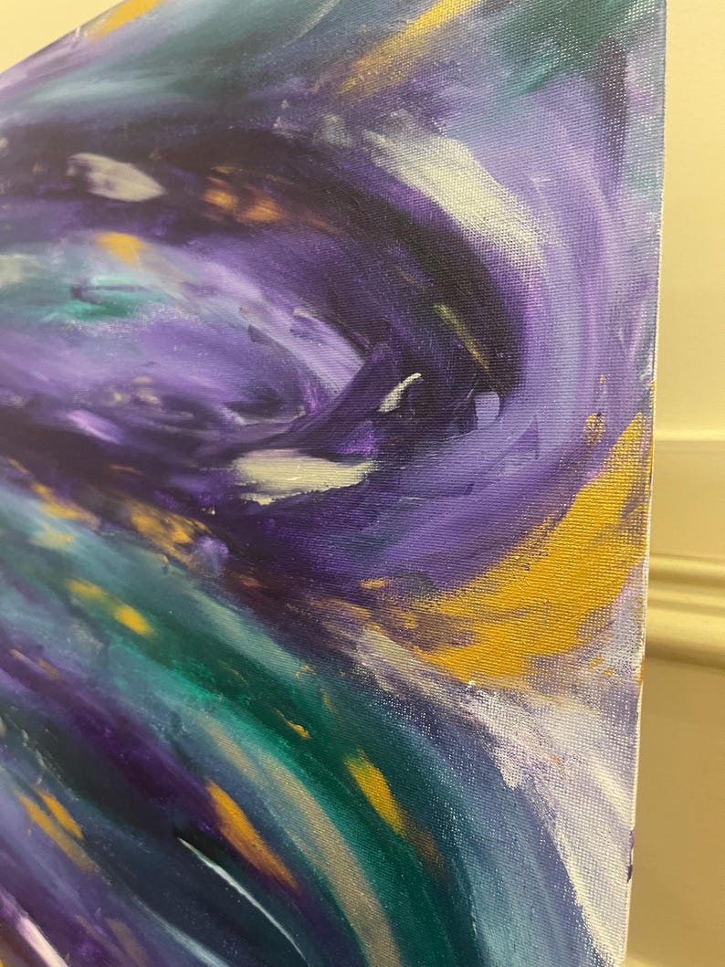 Puede incluir: Pintura abstracta con pinceladas en espiral de pintura p&uacute;rpura, turquesa, dorada y blanca sobre un lienzo.