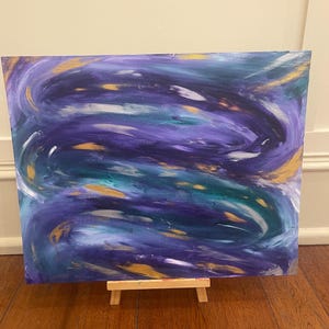 Puede incluir: Pintura abstracta sobre lienzo con pinceladas en espiral de pintura p&uacute;rpura, turquesa, dorada y blanca.