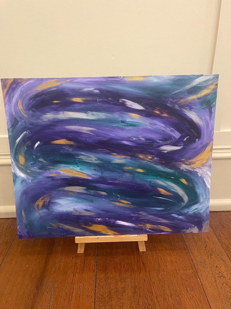 Puede incluir: Pintura abstracta sobre lienzo con pinceladas en espiral de pintura p&uacute;rpura, turquesa, dorada y blanca.