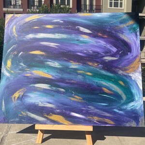 Puede incluir: Pintura abstracta sobre lienzo con pinceladas en espiral en tonos de morado, verde azulado y dorado.