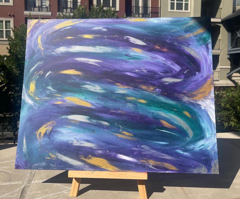 Puede incluir: Pintura abstracta sobre lienzo con pinceladas en espiral en tonos de morado, verde azulado y dorado.