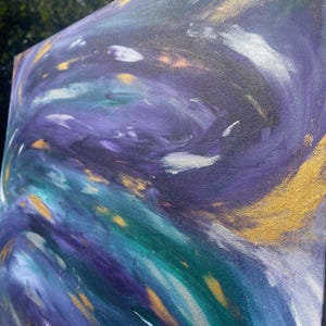 Puede incluir: Pintura abstracta sobre lienzo con pinceladas en espiral de pintura p&uacute;rpura, azul verdoso, azul y dorado.