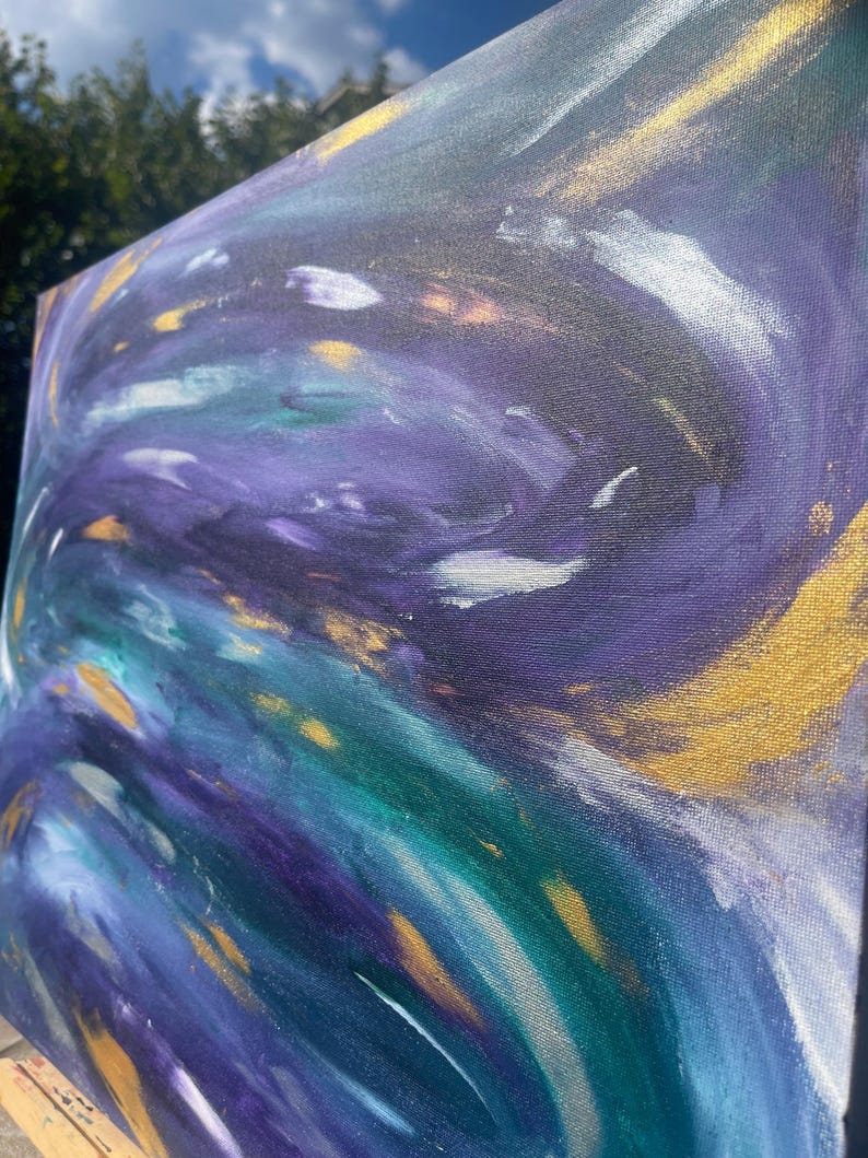 Puede incluir: Pintura abstracta sobre lienzo con pinceladas en espiral de pintura p&uacute;rpura, azul verdoso, azul y dorado.
