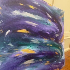 Puede incluir: Pintura abstracta con trazos en espiral de pintura p&uacute;rpura, verde azulado y dorada. Los colores se mezclan para crear una sensaci&oacute;n de movimiento y energ&iacute;a.