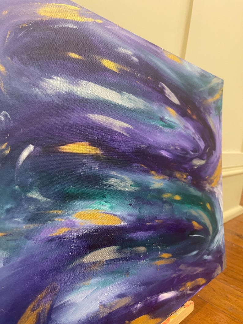 Puede incluir: Pintura abstracta con trazos en espiral de pintura p&uacute;rpura, verde azulado y dorada. Los colores se mezclan para crear una sensaci&oacute;n de movimiento y energ&iacute;a.