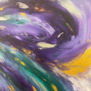 Puede incluir: Pintura abstracta con trazos en espiral de pintura p&uacute;rpura, verde azulado, dorado y blanco. Los colores se mezclan para crear una composici&oacute;n din&aacute;mica y en&eacute;rgica.