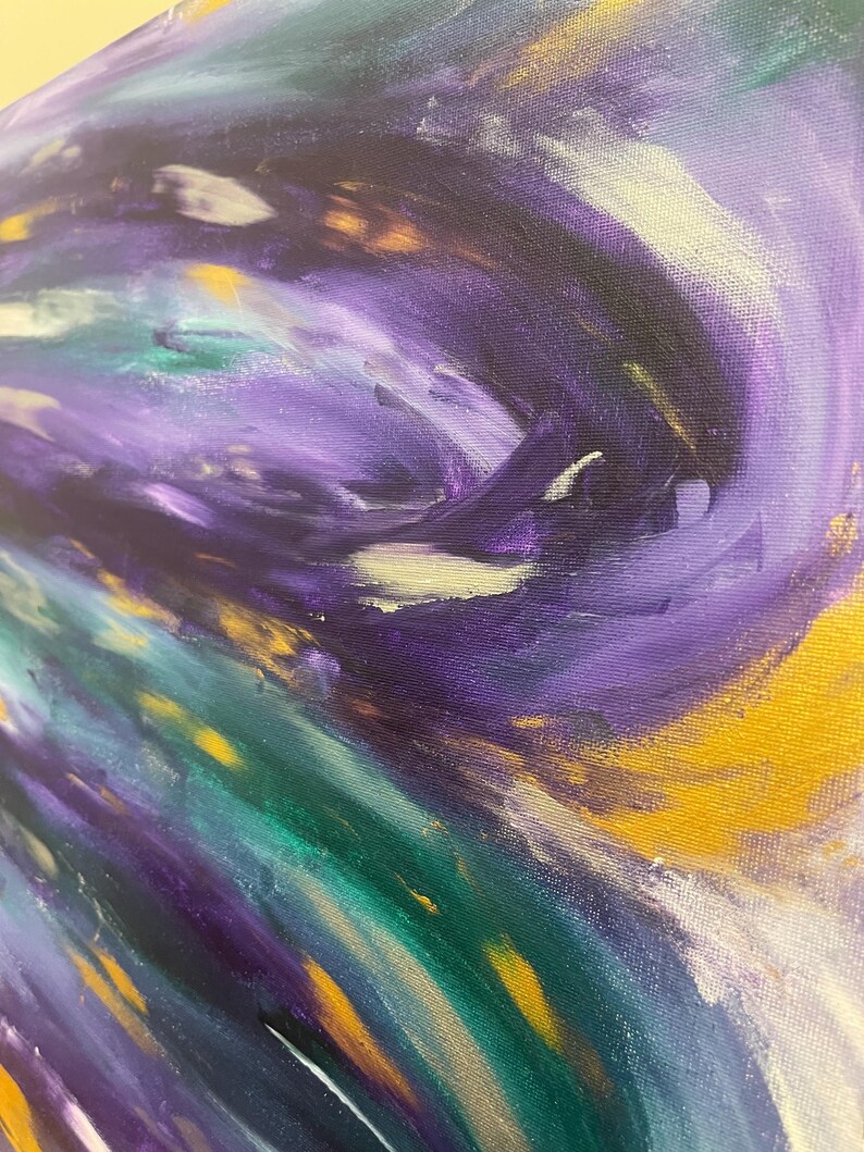 Puede incluir: Pintura abstracta con trazos en espiral de pintura p&uacute;rpura, verde azulado, dorado y blanco. Los colores se mezclan para crear una composici&oacute;n din&aacute;mica y en&eacute;rgica.