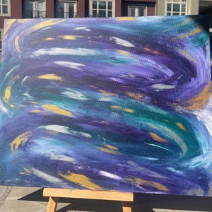 Puede incluir: Pintura abstracta sobre lienzo con pinceladas en espiral en tonos de morado, verde azulado, dorado y blanco.