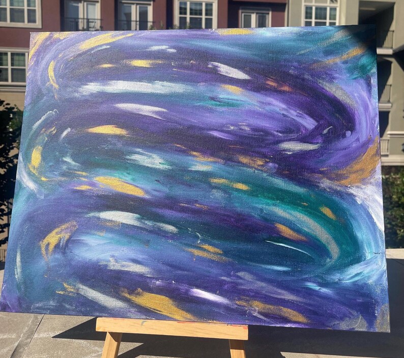 Puede incluir: Pintura abstracta sobre lienzo con pinceladas en espiral en tonos de morado, verde azulado, dorado y blanco.