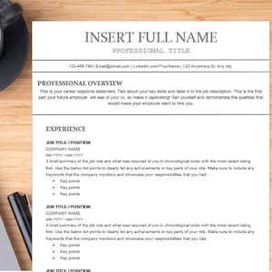 Può includere: Un modello di curriculum vitae in bianco e nero con il testo "INSERT FULL NAME" e "PROFESSIONAL TITLE" in alto. Il modello include sezioni per "PROFESSIONAL OVERVIEW" e "EXPERIENCE".