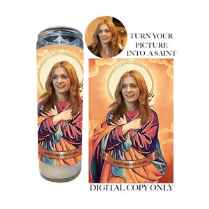 Puede incluir: Una imagen digital de una vela con una imagen de santa de una mujer con cabello largo y castaño. La vela es blanca con una etiqueta dorada que dice "Santa Melissa Clark". La imagen está sobre un fondo de nubes y un halo.