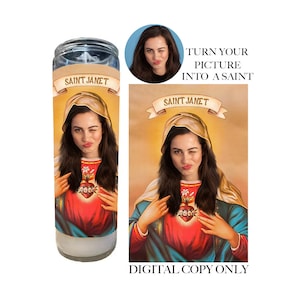 Può includere: Un'immagine digitale di una candela con il viso di una donna. La candela è bianca con un nastro dorato. La donna strizza l'occhio e ha le mani sul petto. Il testo sulla candela dice "Santa Janet". Il testo sotto la candela dice "Trasforma la tua foto in un santo. Copia digitale solo."