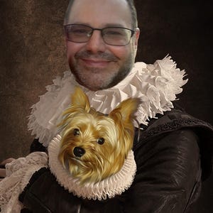 Puede incluir: Un hombre con un cuello blanco con volantes y una chaqueta oscura sostiene un peque&ntilde;o Yorkshire Terrier marr&oacute;n claro en sus brazos. El perro lleva un collar blanco con volantes.